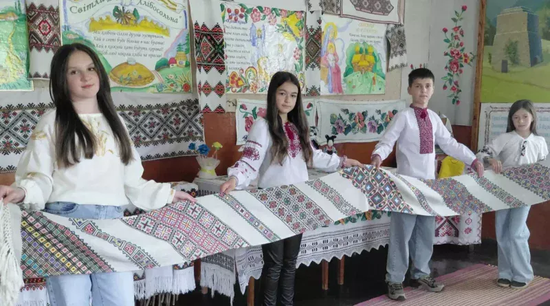 У селі Майдан показали унікальну міжвоєнну вишивку з майже столітньою історією