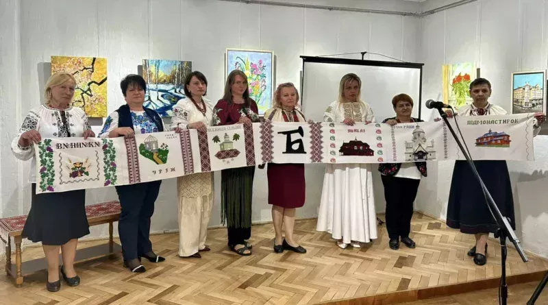 Мистецька мапа на полотні: у Бориславі презентували унікальний рушник громади