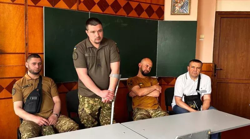 Правда без прикрас: у Дрогобичі ветерани провели відвертий урок для ліцеїстів