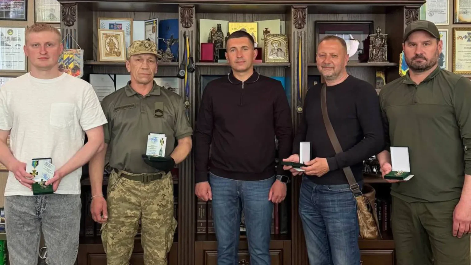 Посмертні ордени та відзнаки для поранених: на Дрогобиччині віддали шану українським захисникам до Дня Героїв