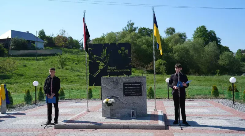 Пам’ять у граніті та квітах: у Раневичах постав меморіальний простір на честь полеглих оборонців