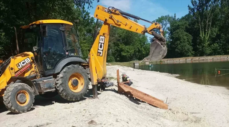 У Дрогобичі створюють сучасний піщаний пляж, але купатися наразі суворо заборонено